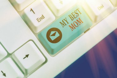 En İyi Annem 'in el yazısı. Kavram, annenin takdir edilmesi demek. Aşk duyguları. İltifat..