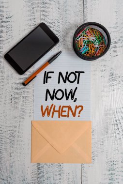 Soru Sorulduğunda Şimdi Değil 'i gösteren bir not yazıyorum. İş fotoğrafı gösterimi şu andan itibaren harekete geçin. Akıllı telefon kağıdı ataçları kalem zarfı, ahşap kaplama arka plan..