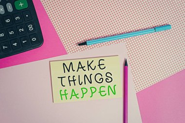 Bir şeyler Olsun 'u gösteren not yazıyorum. İş fotoğrafı gösteriminde bunu başarmak için çok çaba sarf etmeniz gerekecek. Teçhizat yazmak ve masaya yerleştirilmiş not kağıdı..