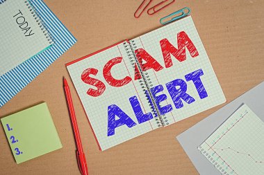 Kelime yazma dolandırıcılığı alarmı. Ucuz, çizgili karton defter, karton ofis malzemesi çalışma çizelgesi içeren, istenmeyen e-posta konsepti..