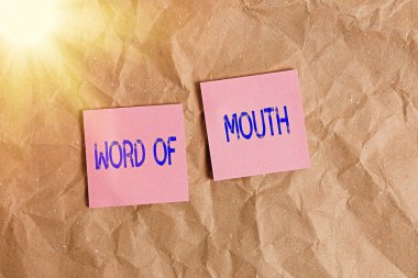 Ağzından çıkanı kulağın duyuyor mu? Kağıt işi masa karesi sarmal defter ofis malzemeleri olmadan iletilen iş fotoğrafı görüntüleme bilgileri.