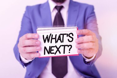 Bir Sonraki Soru 'yu gösteren bir not yazıyorum. İş fotoğrafı gösterimi, yaklaşan eylemlerini ya da davranışlarını gösteriyor. Önünde fotokopi alanı olan boş bir kağıt tutuyor..