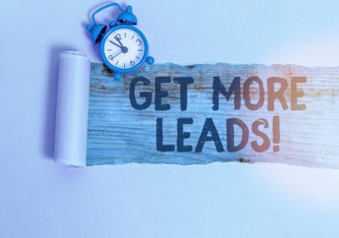 Daha Çok İpucu Bulun yazan bir mesaj. Daha fazla müşteriye sahip olmak ve hedef satışlarınızı artırmak için kavramsal fotoğraf.