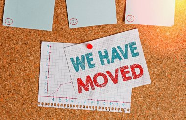 Taşındığımızı gösteren bir not yazıyorum. İş fotoğrafı gösterimi Bir konuttan başka bir konuta gitmek için Mantar tahta boyutu kağıt raptiye kağıt raptiye pano uyarı panosu.