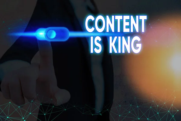Escribir texto a mano El contenido es el rey. Concepto que significa marketing enfocado creciente visibilidad resultados de búsqueda no pagados . — Foto de Stock