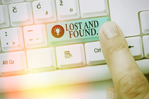 Signe texte montrant Lost And Found. Photo conceptuelle un endroit où les objets perdus sont stockés jusqu'à ce qu'ils soient récupérés . — Photo