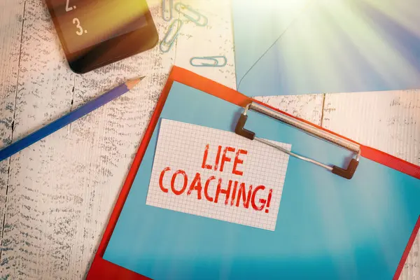 Sinal de texto mostrando Life Coaching. Foto conceitual Empregado para ajudar a mostrar atingir seus objetivos na carreira Clipboard folha lápis nota clipes smartphone envelope fundo de madeira . — Fotografia de Stock