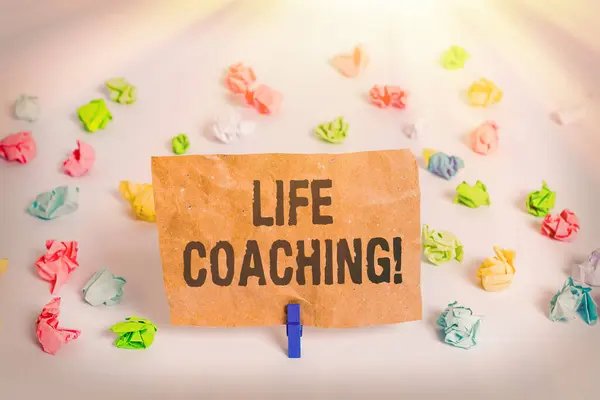 Escrita de mão conceitual mostrando Life Coaching. Texto da foto de negócios Empregado empregado para ajudar a mostrar atingir seus objetivos na carreira Papel enrugado colorido lembrete vazio varal piso branco . — Fotografia de Stock