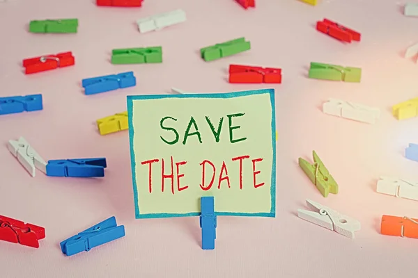 Sinal de texto mostrando Save The Date. Foto conceitual Organizar eventos bem fazer dia organizadores de eventos especiais Colorido papéis varal vazio lembrete rosa chão fundo escritório pin . — Fotografia de Stock