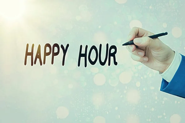 Konceptualny rękopis pokazujący Happy Hour. Biznesowy tekst zdjęcia, gdy napoje są sprzedawane po obniżonych cenach w barze lub restauracji. — Zdjęcie stockowe
