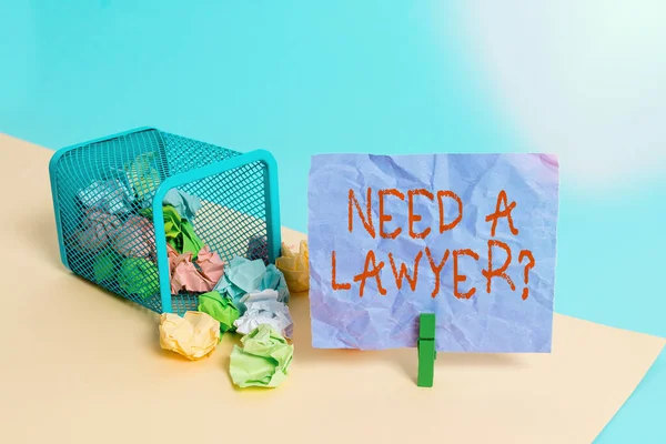 Schrijfbriefje met Need A Lawyer Question. Zakelijke foto presentatie vragen iemand die behoefte heeft aan een juridische problemen en geschillen prullenbak verfrommeld papier wasknijper herinnering kantoorbenodigdheden. — Stockfoto