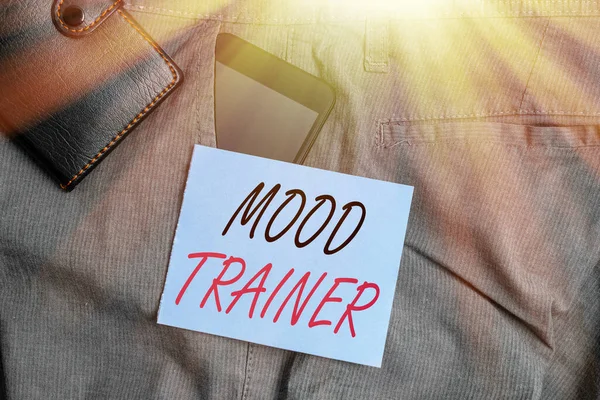 Una lettera che mostra Mood Trainer. Foto aziendale che mostra una dimostrazione di chi si allena per alleviare i disturbi dell'umore Dispositivo smartphone all'interno dei pantaloni tasca frontale con portafoglio . — Foto Stock