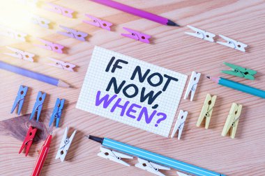 Kavramsal el yazısı, eğer şimdi değilse, soru sorulduğunda gösteriyor. İş fotoğrafı metni şu andan itibaren harekete geçin Renkli buruşmuş kağıtlar ahşap zemin mandalı.