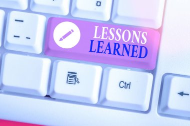 Öğrenilen Dersleri gösteren not yazma. Deneyimle kazanılan bilgi veya anlayışı sergileyen iş fotoğrafı.