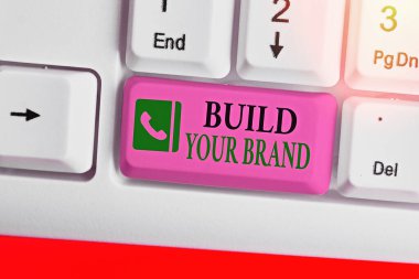 Kelime yazma yazma Damganı Üret. Reklam kampanyaları kullanarak marka eşitliğini geliştirme konsepti.