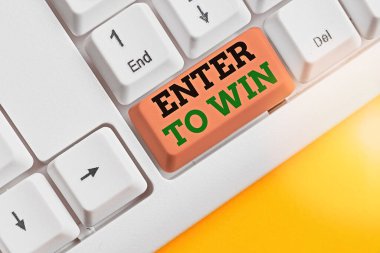 Enter To Win'i gösteren not yazma. Ödül veya kazanma şansı için bir değer alışverişi gösteren iş fotoğrafı.