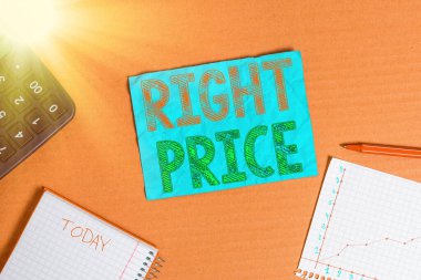 Metin işareti sağ fiyatı gösteriyor. Kavramsal fotoğraf. Ürün için makul para miktarı. Karton karton karton defter ofis malzemeleri çalışma çizelgesi, hatırlatma kağıdı..