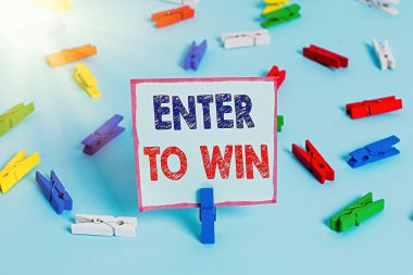 Enter To Win 'i gösteren metin işareti. Renkli çamaşır iğnesi kazanma şansı ya da ödülü için bir şey değişen kavramsal fotoğraf boş hatırlatıcı mavi zemin ofis broşu.
