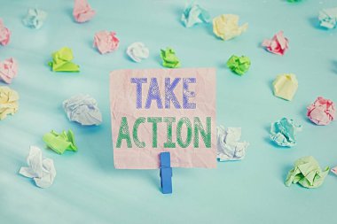 Take Action 'ı gösteren kavramsal el yazısı. İş fotoğrafı metni belirli bir sonuç elde etmek için bir şeyler yapmak için Renkli buruşmuş kağıtlar boş hatırlatıcı mavi zemin çamaşır mandalı.