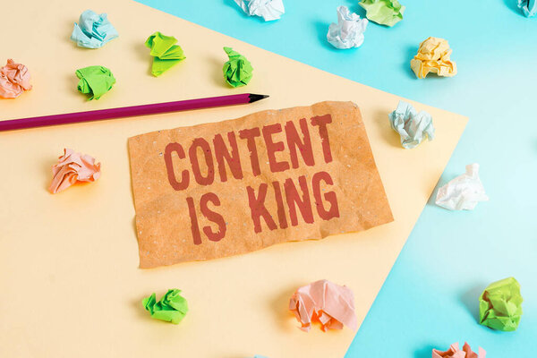 Текстовый знак, показывающий Контент Король. Концептуальный фотомаркетинг сосредоточен на растущей видимости неоплачиваемых результатов поиска Цветные скомканные бумаги пустые напоминания синий желтый фон одежды
.
