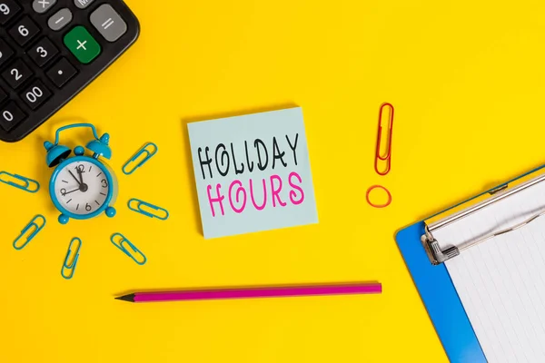 Käsiala tekstiä kirjallisesti Holiday Hours. Käsitteen merkitys työntekijä saa kaksinkertainen normaali palkka kaikkien tuntien Hälytys leikepöydälle laskin leikkeet bändi lyijykynä muistilehtiö värillinen tausta . — kuvapankkivalokuva