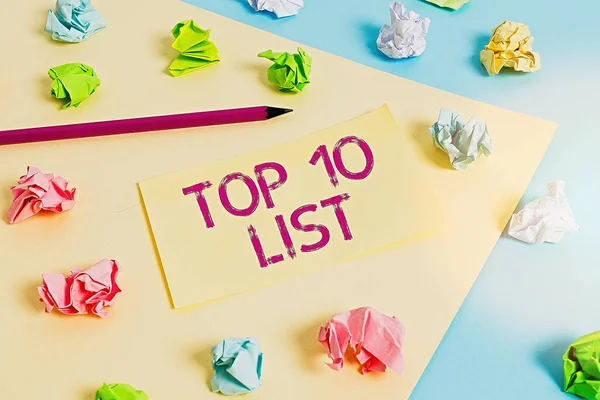 Handschrift tekst schrijven Top 10 Lijst. Concept betekent de tien belangrijkste of succesvolle items in een bepaalde lijst Gekleurde verfrommelde papieren lege herinnering blauw gele achtergrond wasknijper. — Stockfoto