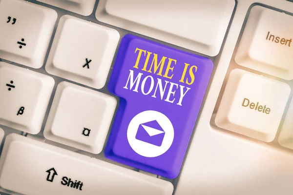 Написання нотатки з показом Time Is Money. Час показу бізнес-фотографій є цінним ресурсом Робити речі якомога швидше . — стокове фото