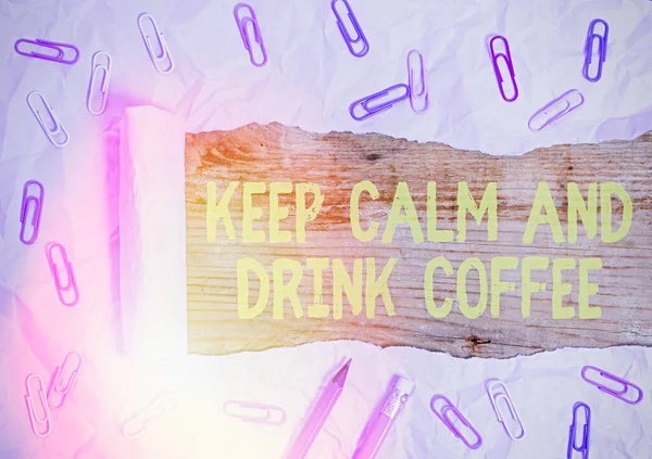 Escrita de mão conceitual mostrando Mantenha a calma e beba café. Texto de foto de negócios incentivar a desfrutar de bebida de cafeína e relaxar . — Fotografia de Stock
