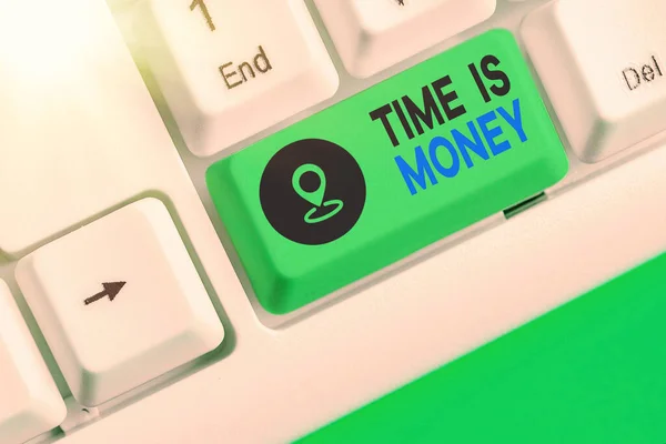 Написання нотатки з показом Time Is Money. Час показу бізнес-фотографій є цінним ресурсом Робити речі якомога швидше . — стокове фото