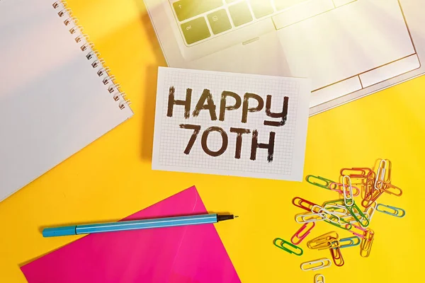Schreibnotiz mit Happy 70 Th. Business-Foto präsentiert einen freudigen Anlass für ein besonderes Ereignis zum 70. Jahrestag Laptop Marker Quadrat Blatt Spirale Notizbuch Umschlag farbigen Hintergrund markieren. — Stockfoto