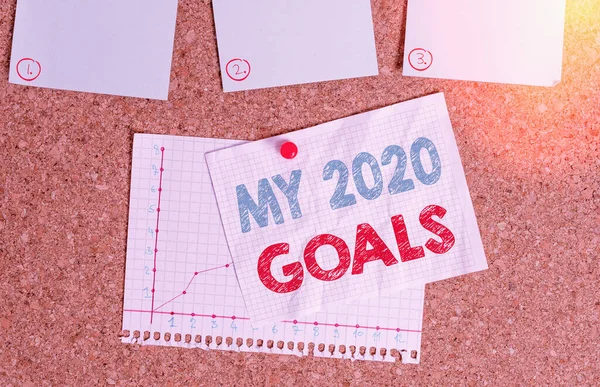 Γραπτό σημείωμα που δείχνει τους στόχους μου για το 2020. Επαγγελματική φωτογραφία προβάλλοντας τη δημιουργία προσωπικών στόχων ή σχεδίων για το τρέχον έτος Corkboard μέγεθος χαρτιού μικρογραφία φύλλο διαφημιστική πινακίδα πίνακα ανακοινώσεων. — Φωτογραφία Αρχείου