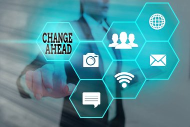 İlerideğiştir'i gösteren not yazma. Başka bir Farklı Ol ile değiştirmek veya değiştirmek için vitrine çıkan iş fotoğrafı.