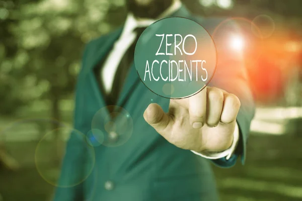 문자 제로 (Zero Accidents) 는 실수를 의미 한다. 직장에서 사고가 나지 않도록 하는 중요 한 전략에 대한 사업 개념 앞에 손가락 질을 하면서 사업가. — 스톡 사진