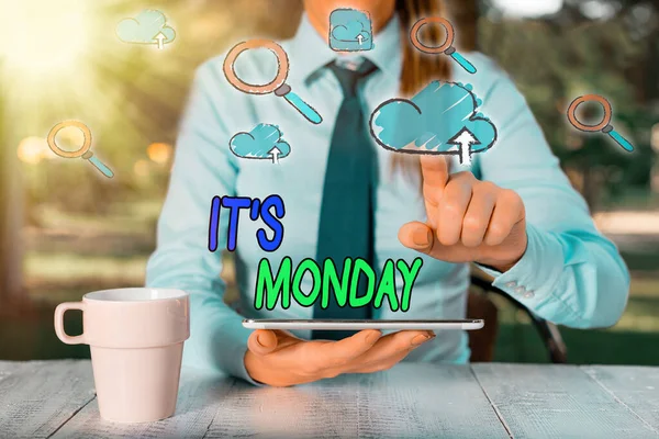 Conceptuele handschrift toont zijn maandag. Zakelijke foto presentatie verwelkomen de eerste dag van de week met positieve vooruitzichten. — Stockfoto