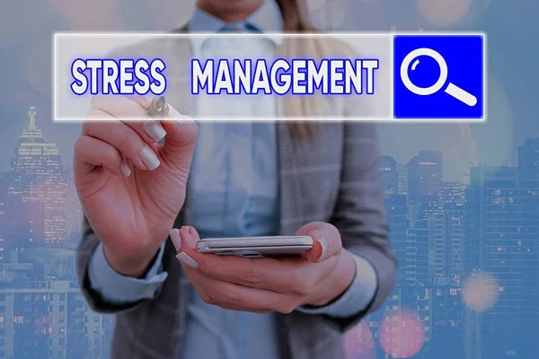 Tekstbord met Stress Management erop. Conceptuele fotomethode om stress en de effecten ervan te beperken door manieren te leren. — Stockfoto