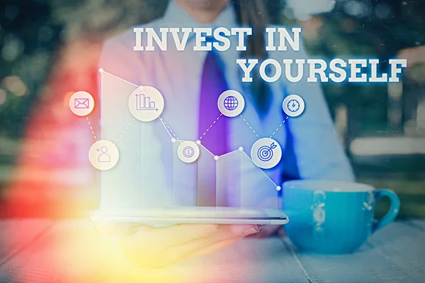 Концептуальный почерк, показывающий Invest In Yourself. Текст бизнес-фото в тренере или тренинге для изучения новых вещей . — стоковое фото