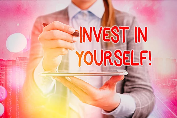 Textová značka zobrazující Invest In You ourself. Konceptuální foto nvesting v trenér nebo školení naučit se nové věci. — Stock fotografie