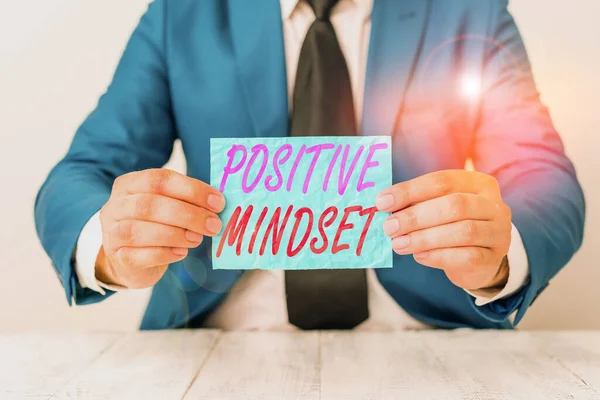 Handschrift tekst Positieve Mindset. Concept betekent mentale houding waarin je gunstige resultaten verwacht De mens houdt leeg papier met kopieerruimte voor zich Kopieerruimte. — Stockfoto