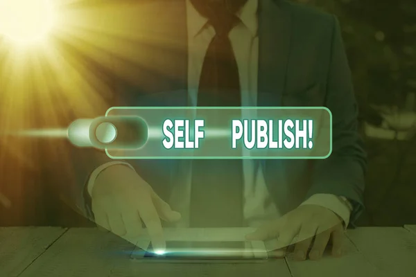 Scrittura di testi a mano Self Publish. Concetto significa scrittore pubblicare pezzo di quelli lavoro in modo indipendente a proprie spese . — Foto Stock