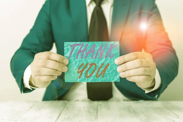Kézírás szöveg Köszönöm. Koncepció egy udvarias kifejezés, amikor elismersz egy ajándékot vagy szolgáltatást Az ember üres papírt tart maga előtt másolási hellyel. — Stock Fotó