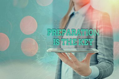 Hazırlığın anahtar olduğunu gösteren kavramsal el yazısı. İş fotoğraflarının gösterilmesi hataları azaltıyor ve faaliyetleri kısaltıyor.