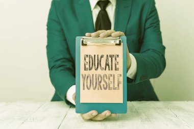 Kendinizi eğittiğinizi gösteren kavramsal el yazısı. İş fotoğrafı metni kendinizi ya da belirli bir alanda ya da konu üzerinde birini hazırlayın. İnsan önünde kopya alanı olan boş bir kağıt tutar..