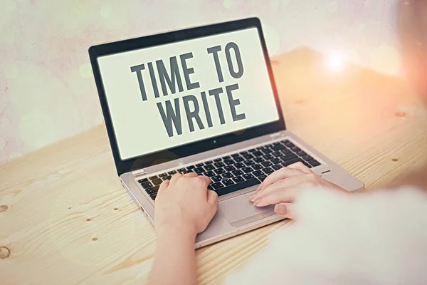 書き込み時間を示すメモを書く。何かを記録するため、または紙や本でアイデアを表現するためのビジネス写真. — ストック写真