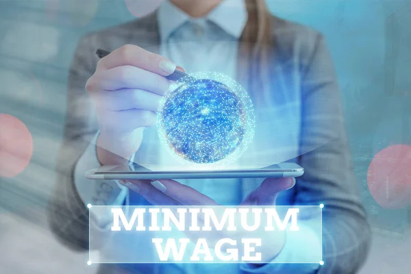 Znak tekstowy pokazujący minimalną płacę. Fotografia koncepcyjna najniższa płaca dozwolona przez prawo lub na mocy specjalnej umowy Elementy tego obrazu dostarczone przez NASA. — Zdjęcie stockowe