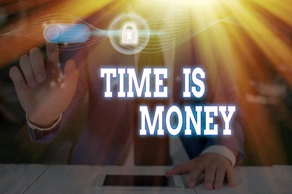 Escrita de mão conceitual mostrando Time Is Money. O tempo de texto da foto de negócios é um recurso valioso Faça as coisas o mais rápido possível . — Fotografia de Stock