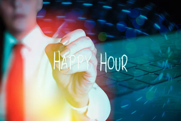 Escribiendo una nota que muestra Happy Hour. Exposición de fotos de negocios cuando las bebidas se venden a precios reducidos en un bar o restaurante . — Foto de Stock