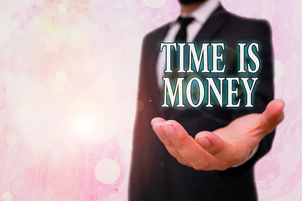 Εννοιολογική γραφή χέρι δείχνει το χρόνο είναι το χρήμα. Επαγγελματικός χρόνος κειμένου φωτογραφία είναι μια πολύτιμη πηγή Κάνετε τα πράγματα όσο το δυνατόν γρηγορότερα. — Φωτογραφία Αρχείου
