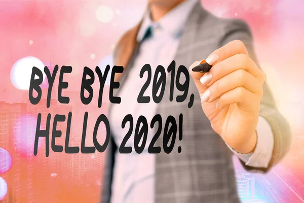 Текст написання слів "Bwell Bye 2020 Hello 2020". Концепція бізнесу для прощання з минулим роком і вітання ще одного . — стокове фото