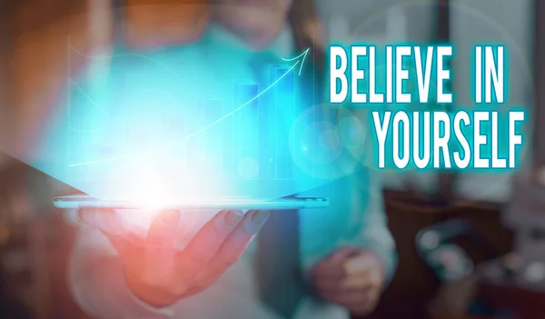 Scrivere un biglietto che mostri "Credi in te stesso". Business foto in mostra pezzo comune di consiglio che si può fare tutto . — Foto Stock