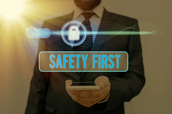 Word pisanie tekstu bezpieczeństwo First. Koncepcja biznesowa używana do powiedzenia, że najważniejszą rzeczą jest być bezpieczne. — Zdjęcie stockowe